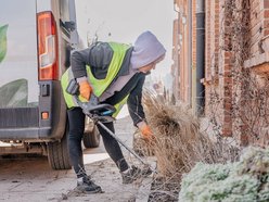 Fasady famuł na Księżym Młynie rozkwitną wiosną. Ale najpierw sprzątanie!