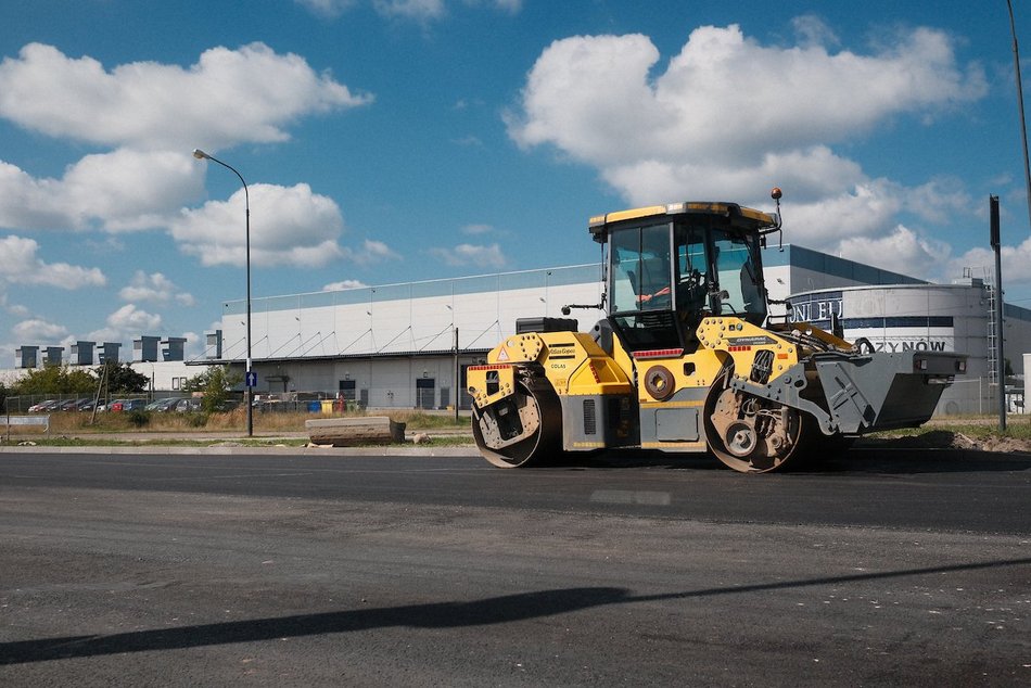 Remont Puszkina w Łodzi dobiega końca. Drogowcy kończą układać nową jezdnię