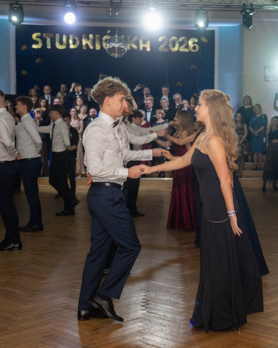 Łódź. Studniówka XXVI LO w Łodzi. Ależ oni zatańczyli... i jak pięknie wyglądali!