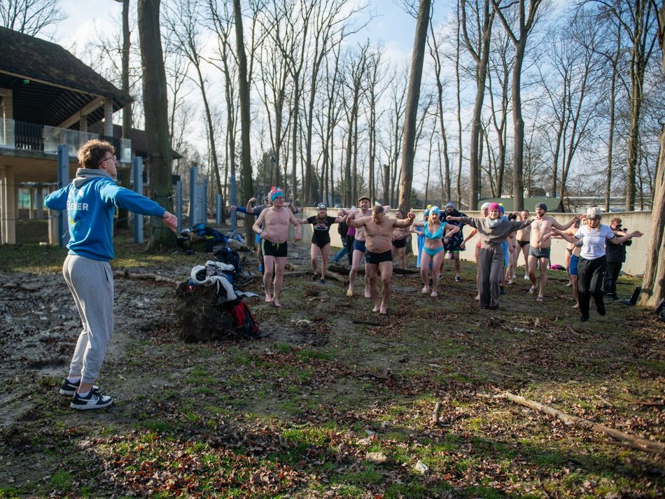 Łódź. Morsowanie w basenie dla słoni