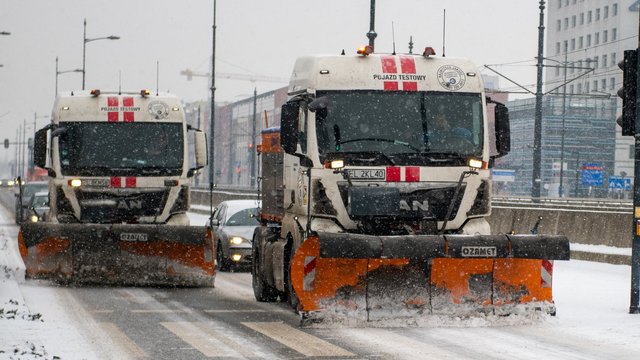 Zima w Łodzi nie odpuszcza. Drogowcy pracowali w nocy, by zapobiec gołoledzi! 