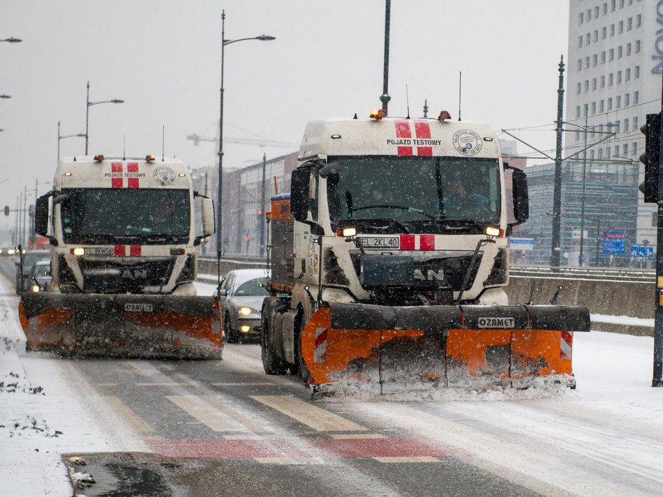 Zima w Łodzi nie odpuszcza. Drogowcy pracowali w nocy, by zapobiec gołoledzi!