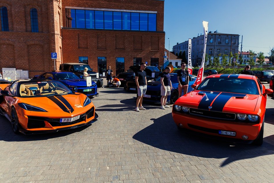 Łódź. Zlot amerykańskich samochodów w Łodzi. Prawdziwe perły motoryzacji