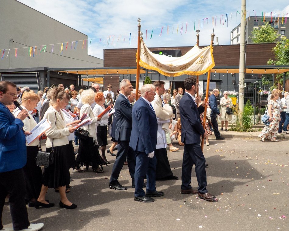 Łódź. Procesja Bożego Ciała na Widzewie w Łodzi. Wierni przeszli ulicami miasta