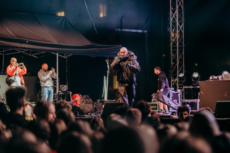 Łódź. Juwenalia 2025 w Łodzi. Pierwsze koncerty na Lumumbowie przyciągnęły tłumy