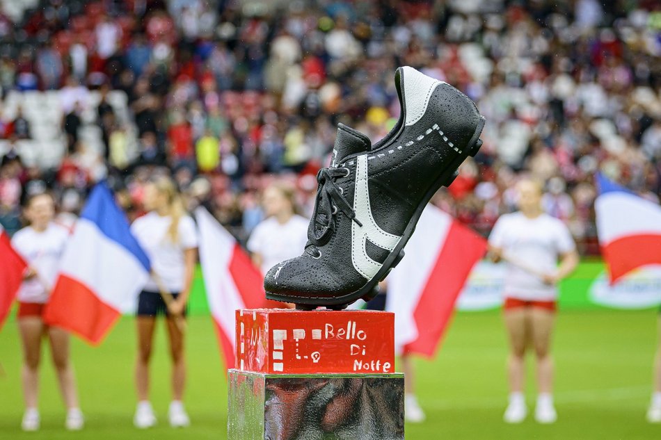 Łódź. Mecz Gwiazd w Łodzi. Na murawie Boniek, Krzynówek, Krychowiak