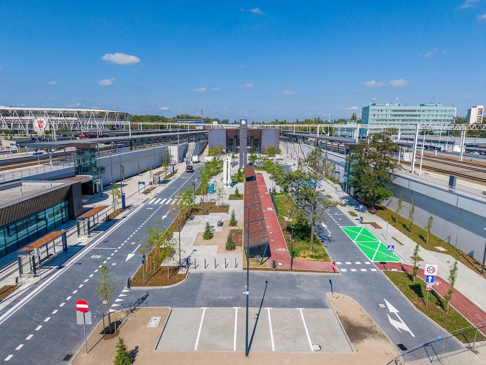 Łódź. Skwer przed dworcem Łódź Kaliska robi wrażenie! Tak zielono tam jeszcze nie było