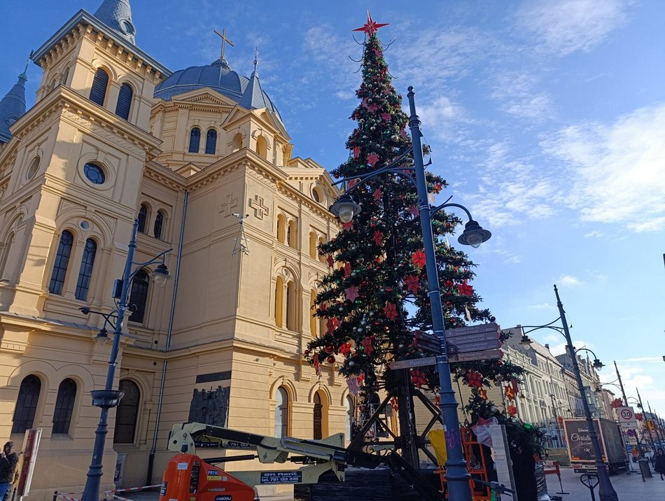 Łódź. Choinka na Piotrkowskiej prawie gotowa