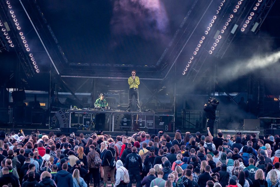 Łódź. Audioriver 2025 w Łodzi. Roztańczony tłum na pierwszym dniu festiwalu