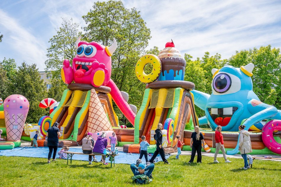 Łódź. Miasteczko dmuchańców w parku Podolskim. Najlepsza zabawa dla dzieci