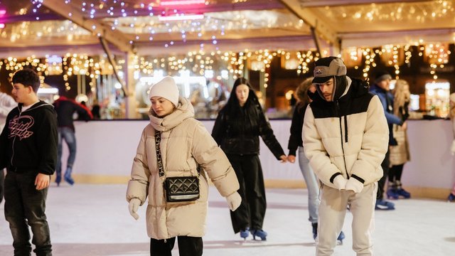 Ostatnie dni lodowiska w Manufakturze! Łodzianie korzystają z uroków zimy! [ZDJĘCIA]