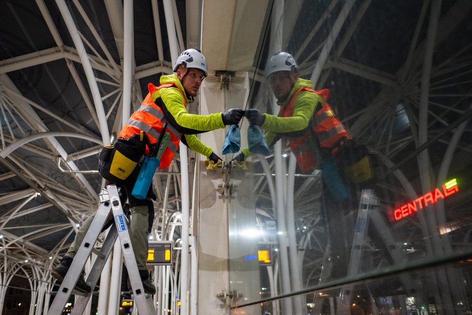 Stajnia Jednorożców w Łodzi wymyta na błysk! Zobacz te prace na wysokościach