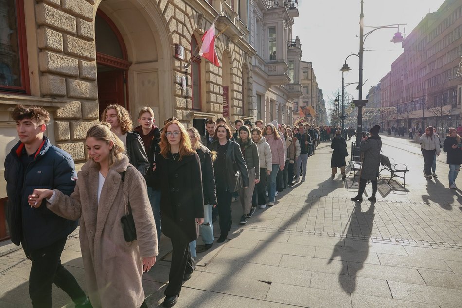 Łódź. Polonez dla Łodzi. Tłumy maturzystów zatańczyły na Piotrkowskiej. Razem z nimi łodzianie!
