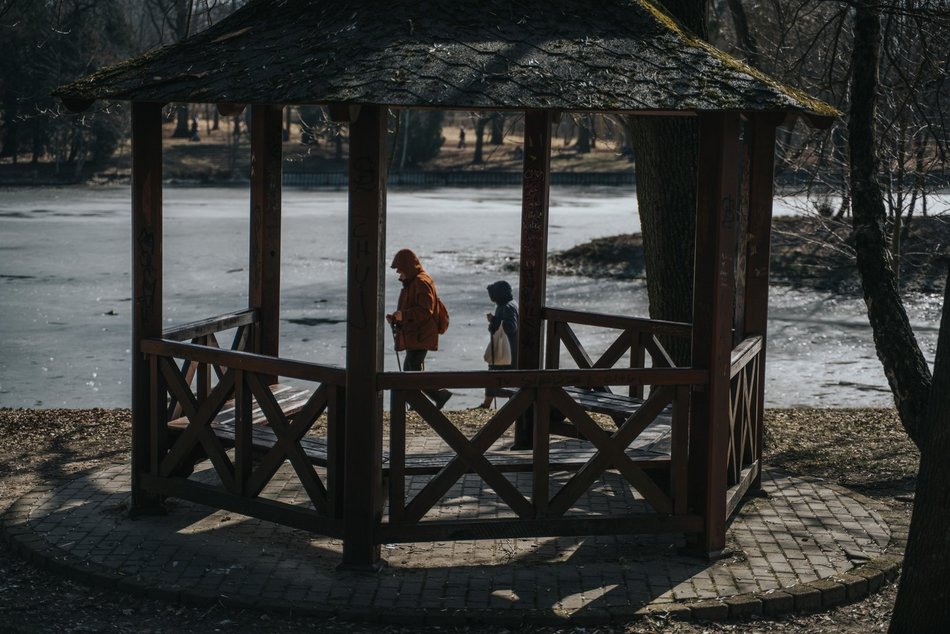 Łódź. Dobra pogoda w Łodzi sprzyja spacerowaniu! Tłumy w Parku na Zdrowiu w Łodzi