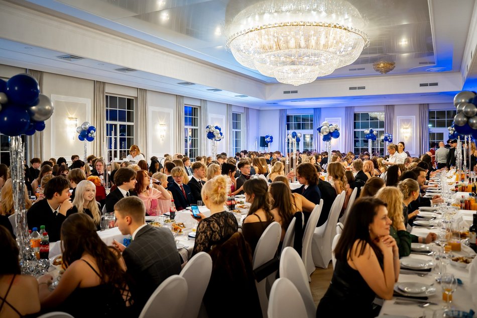 Łódź. Studniówka IV LO w Łodzi. Kreacje, które zapierały dech i radość na twarzach młodzieży