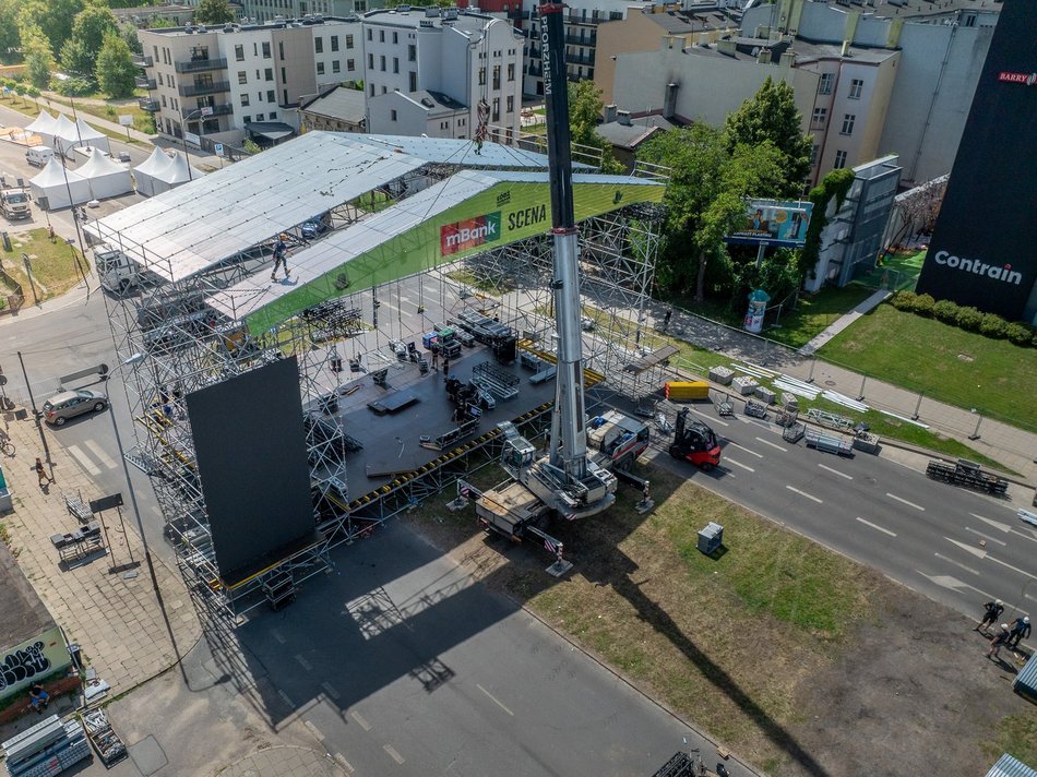 Budowa mBank sceny głównej na Łódź Summer Festival 2024