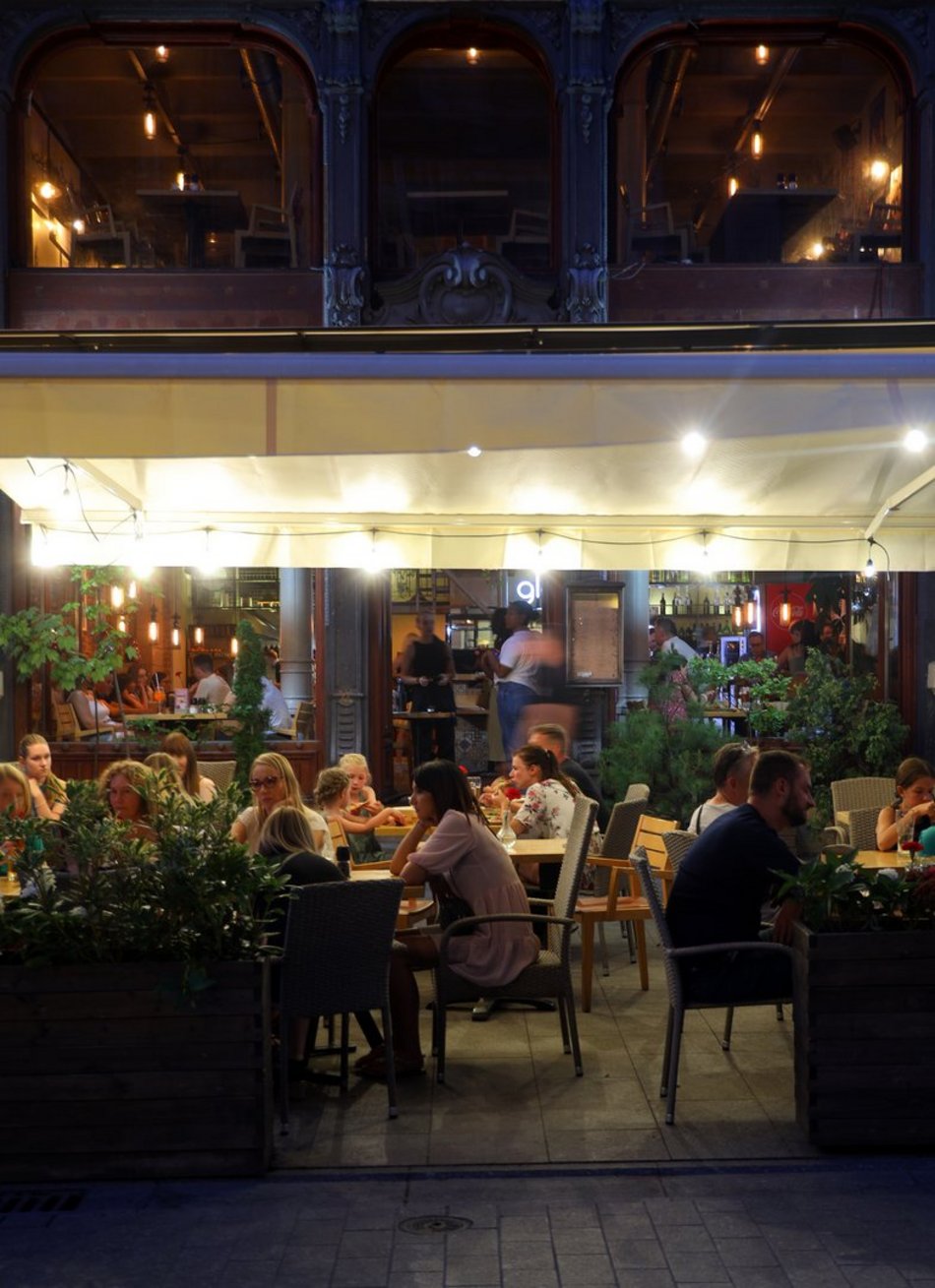 Tłumy na ulicy Piotrkowskiej w Łodzi