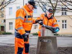 Widzisz przepełniony kosz na śmieci w Łodzi? Zadzwoń, a służby go opróżnią!