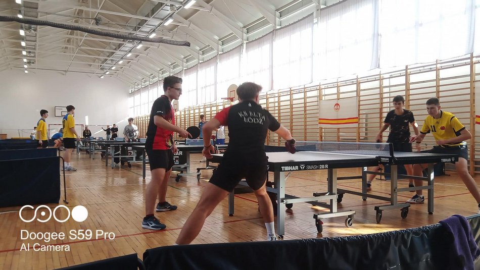 Uczniowie z XXVI LO w Łodzi świetni w tenisa stołowego. Zostawili konkurencję w tyle