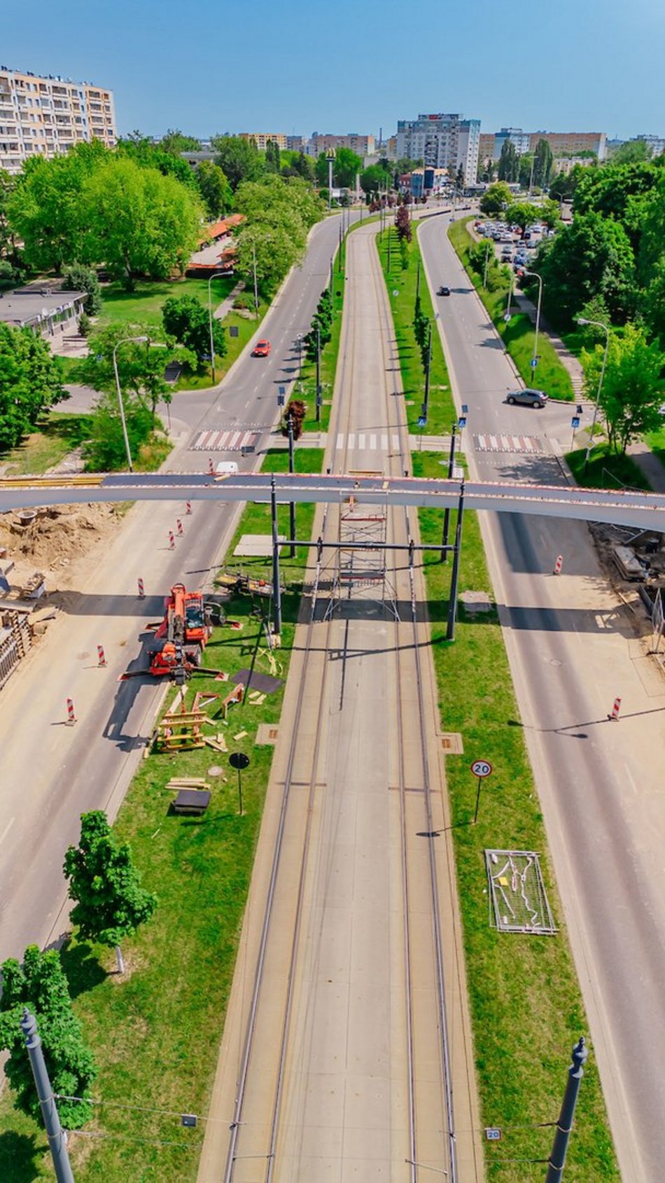 Łódź. Budowa kładek na Wyszyńskiego. Nad ulicą widać już całe konstrukcje