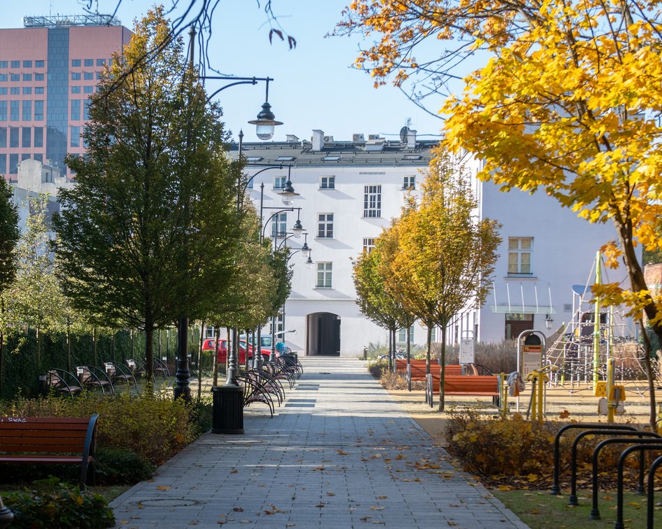 Rewitalizacja kamienica przy Sienkiewicza. Brama przenosi łodzian do zielonej oazy