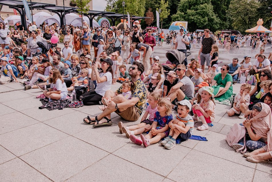 Łódź. Miejski Dzień Dziecka 2025 w Łodzi. Majka Jeżowska, dmuchańce i pokazy [ZDJĘCIA]