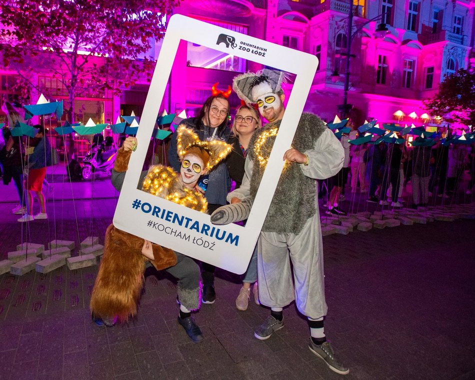 ludzie na festiwalu światła w Łodzi