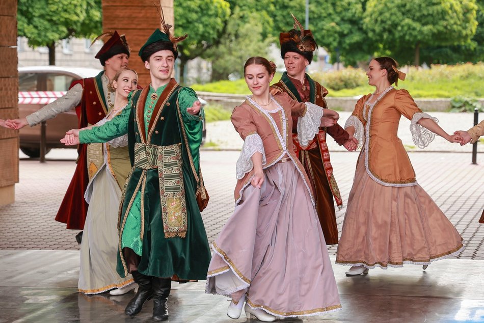 Łódź. Łodzianie uczcili je tańcem przy pomniku pisarza