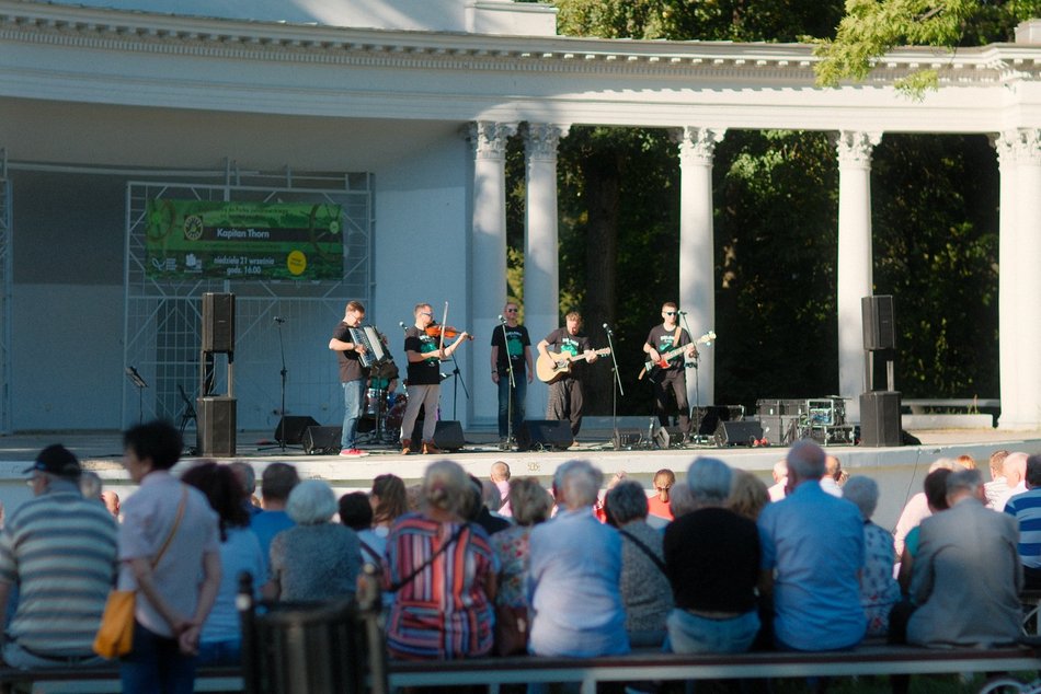 Łódź. Morskie opowieści w parku Julianowskim w Łodzi. Koncert zespołu Kapitan Thorn