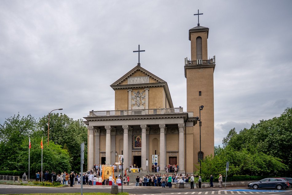 Łódź. Boże Ciało w Łodzi. Procesja z kościoła Matki Boskiej Zwycięskiej przeszła ulicami miasta