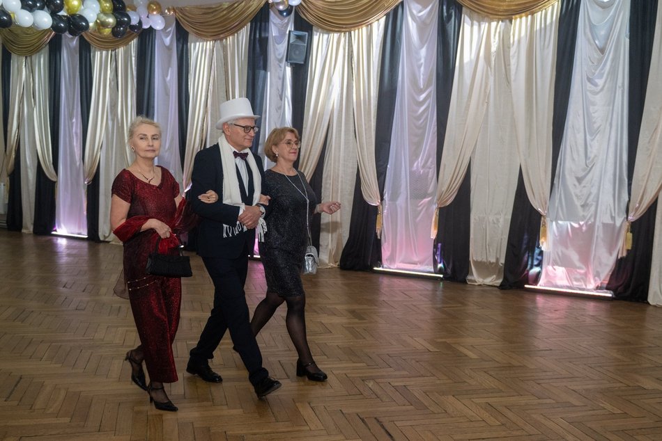 Łódź. Studniówka XXVI LO w Łodzi. Ależ oni zatańczyli... i jak pięknie wyglądali!