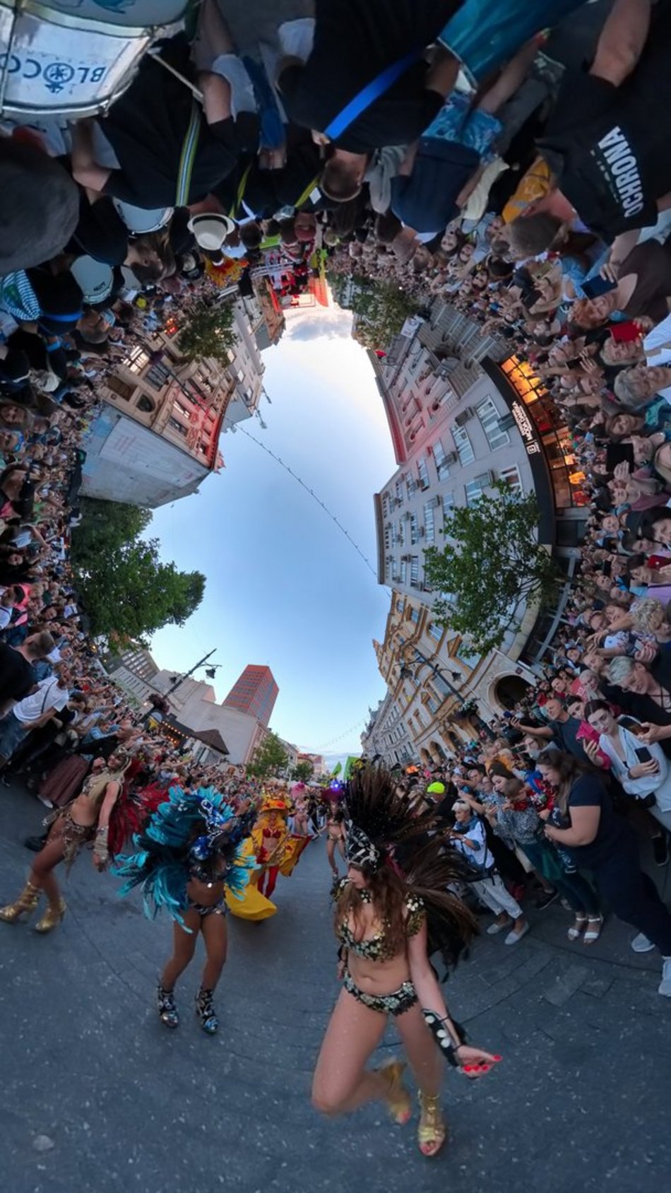 ludzie tańczący sambę na ulicy