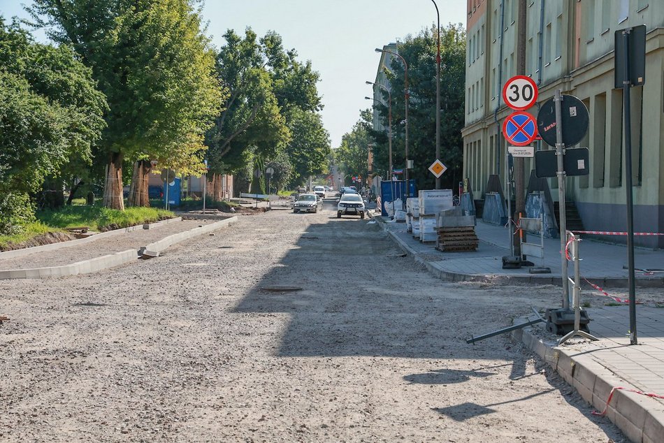 Łódź. Remont Organizacji WiN w Łodzi. Po pierwszych rozbiórkach czas na prace brukarskie