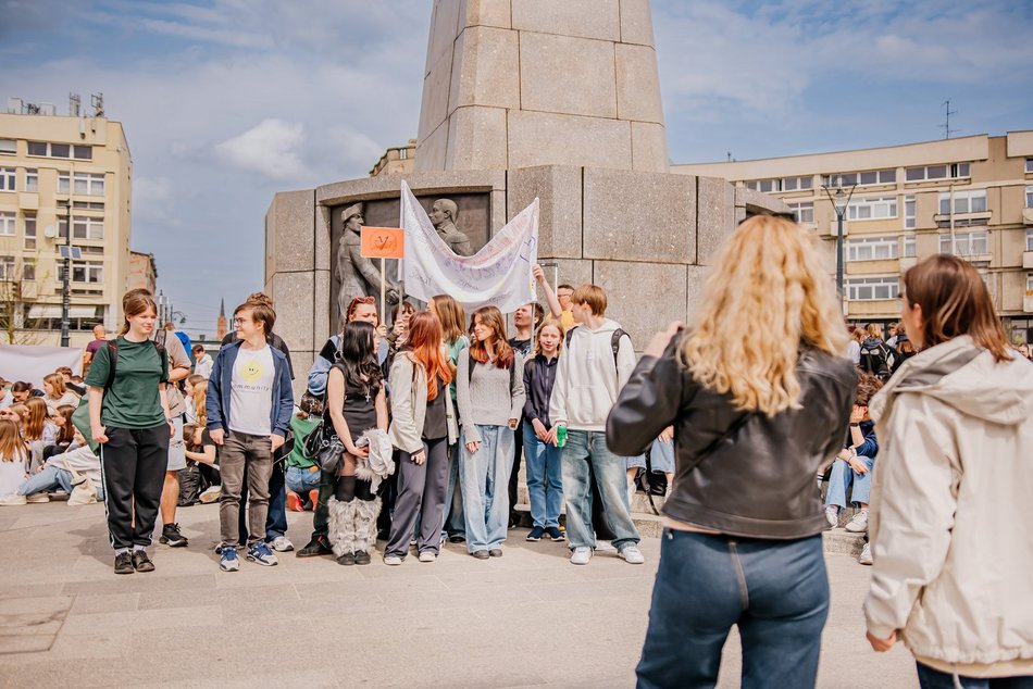 Łódź. Marsz Przeciwko Przemocy i Hejtowi przeszedł Piotrkowską. Uczniowie w ważnej sprawie!