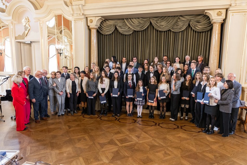 Łódź. Stypendia dla wybitnych uczniów z Łodzi i regionu przyznane. Nagrodzeni także nauczyciele