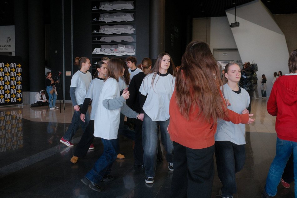 Łódź. Licealiści z Łodzi zatańczyli Belgijkę! Wielkie świętowanie Międzynarodowego Dnia Licealisty