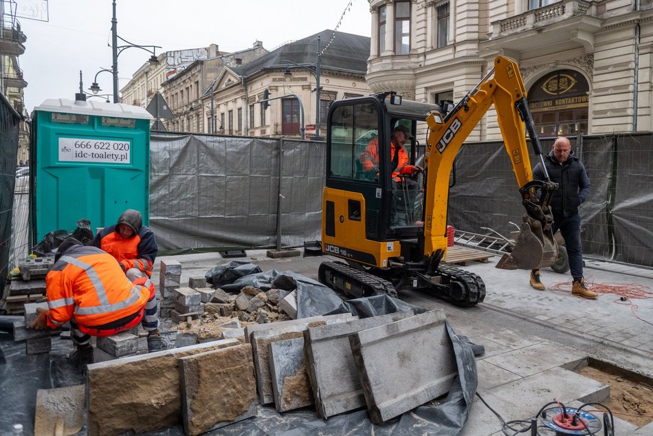 Łódź. Ruszył montaż słupków na Piotrkowskiej