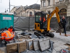 Łódź. Ruszył montaż słupków na Piotrkowskiej