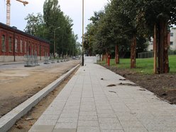 Łódź. Remont Tymienieckiego nie zwalnia tempa. Jest już nowy chodnik, będzie równa nawierzchnia