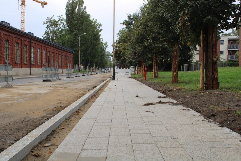 Łódź. Remont Tymienieckiego nie zwalnia tempa. Jest już nowy chodnik, będzie równa nawierzchnia