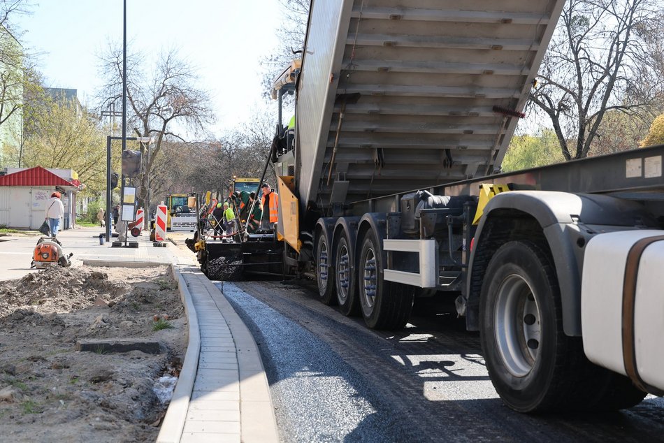 Łódź. Leją asfalt na Rondzie Broniewskiego w Łodzi! Remont Śmigłego-Rydza i Niższej zbliża się do końca!