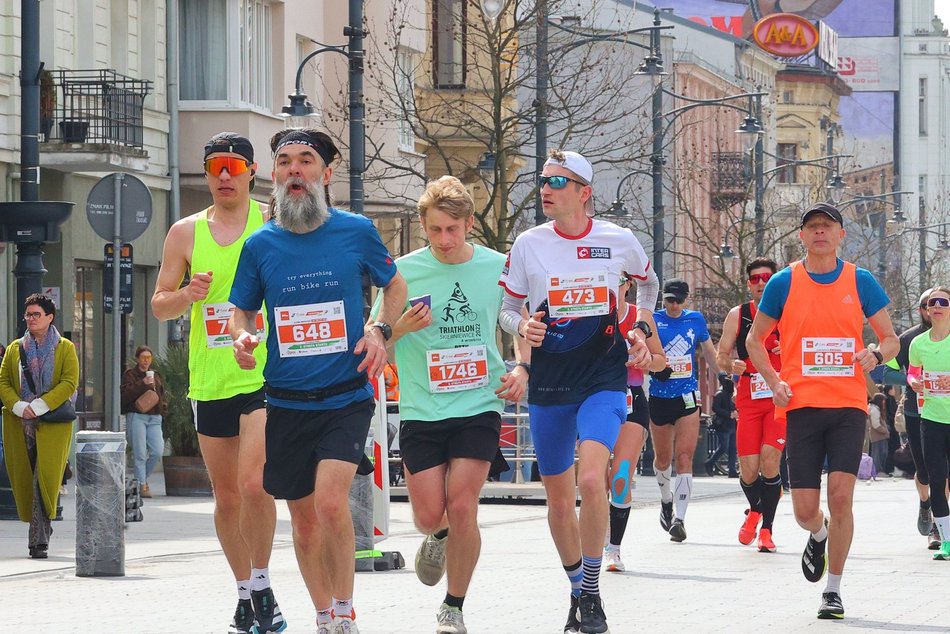 Łódź. DOZ Maraton Łódź 2026. Brałeś udział w biegu? Odszukaj się w galerii i zapisz na pamiątkę!