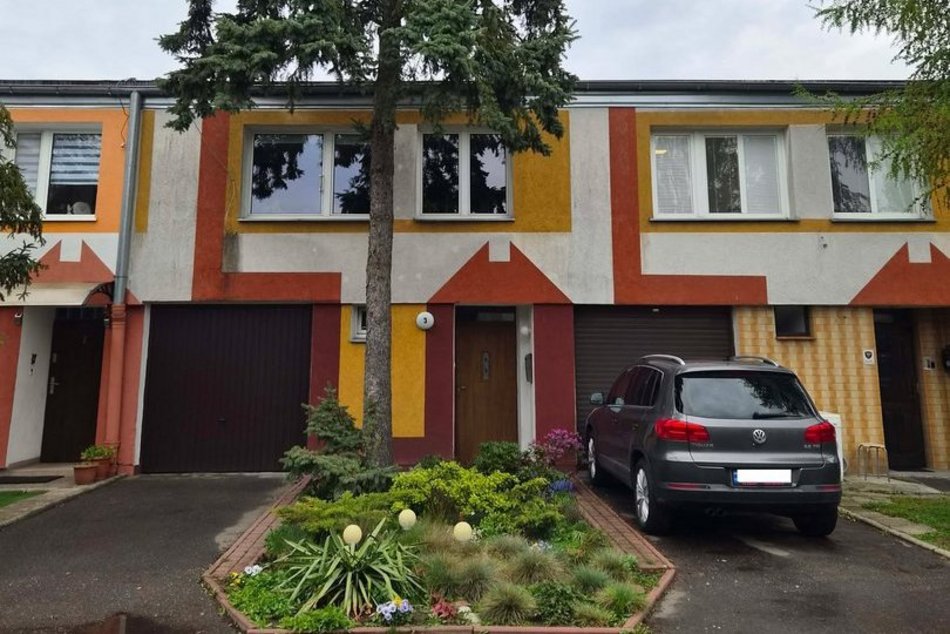 Łódź. Ukryte domki pomiędzy blokami w Łodzi. Niby Zarzew, a jak nadmorski kurort!