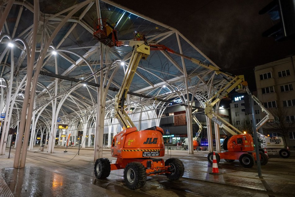 Wielkie sprzątanie Stajni Jednorożców. Przystanek umyty po sam dach!