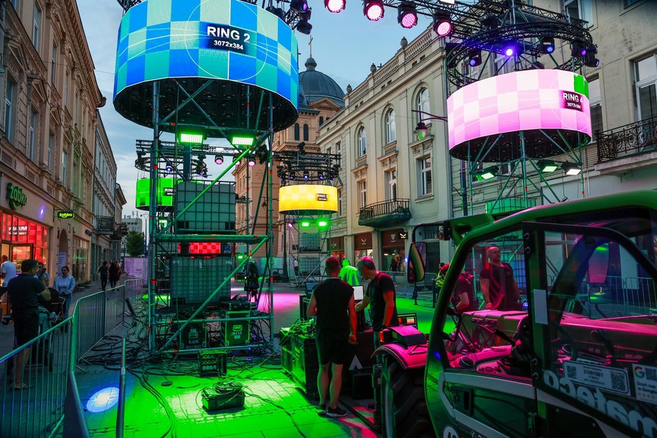 Łódź. Parada Wolności 2025 w Łodzi tuż tuż. Zobacz, jak powstaje scena przy placu Wolności [ZDJĘCIA]