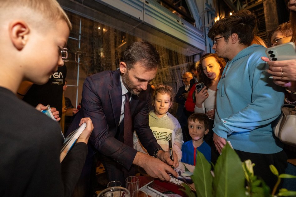 Łódź. Sławosz Uznański-Wiśniewski w EC1 Łódź. Tłumy łodzian na spotkaniu z astronautą