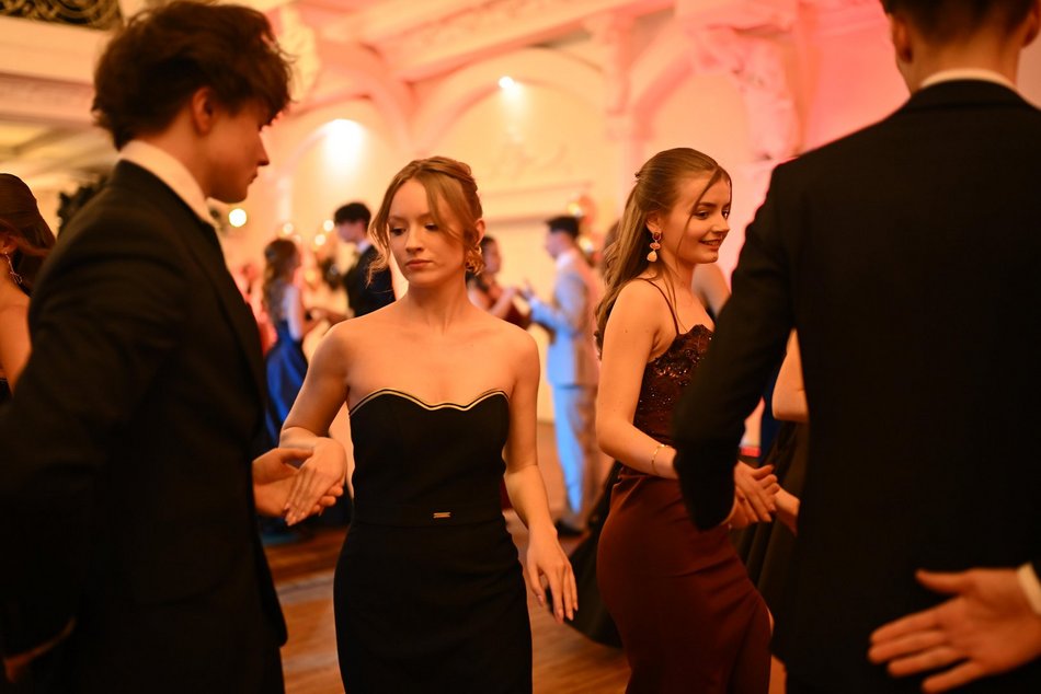 Studniówka III LO w Łodzi. Szyk i elegancja w Białym Pałacu