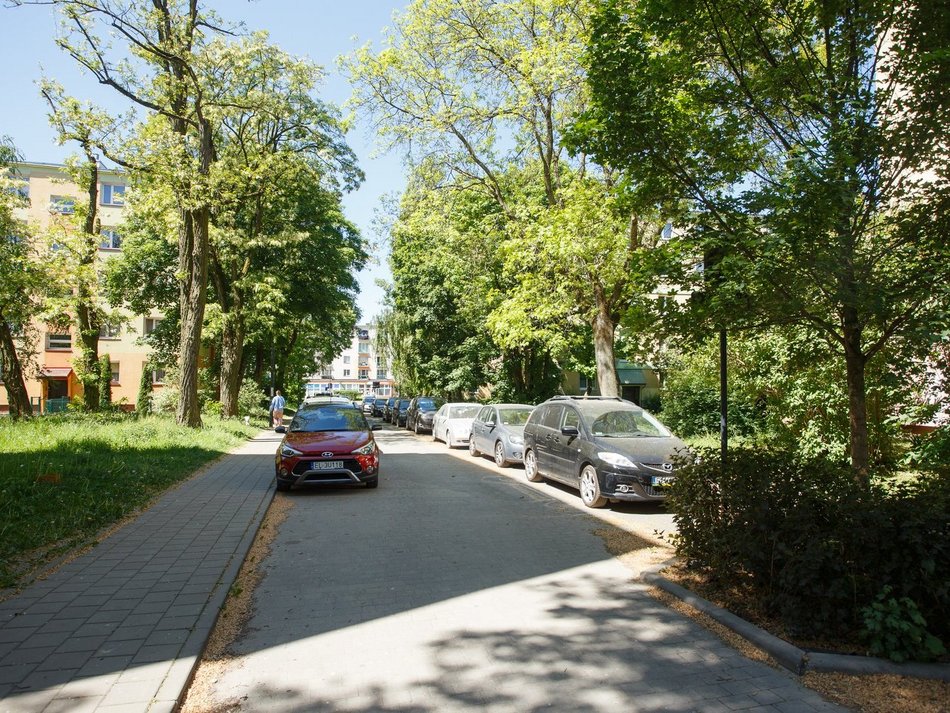 Łódź. Woonerf na ul. Augustyniaka w Łodzi