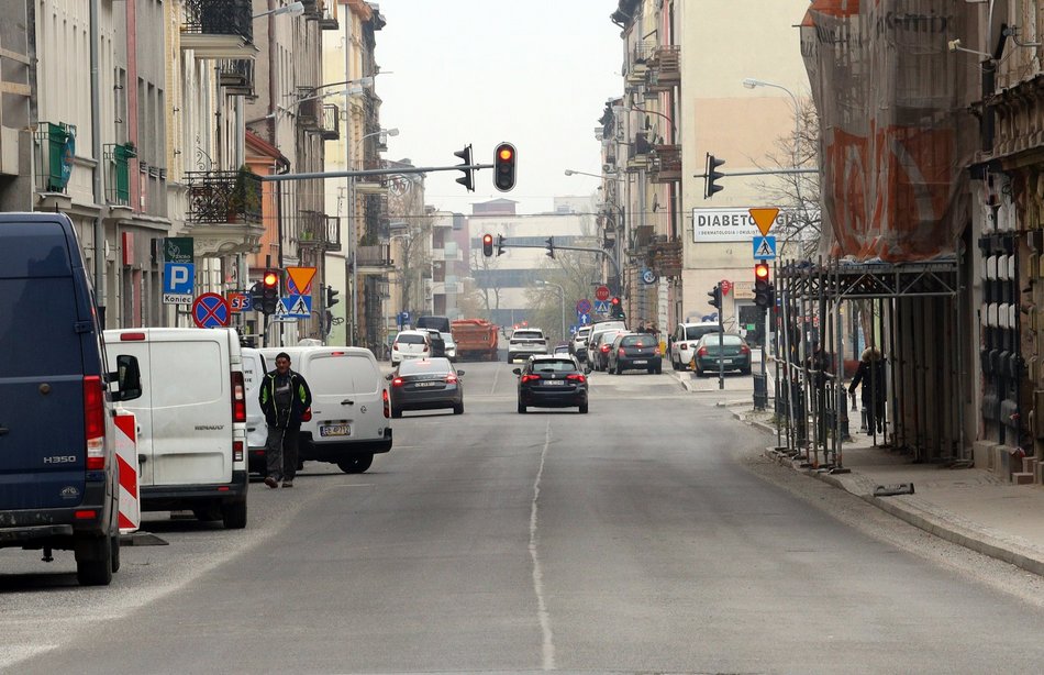 Nowy asfalt na Struga. Powrót autobusu MPK Łódź na swoją trasę.