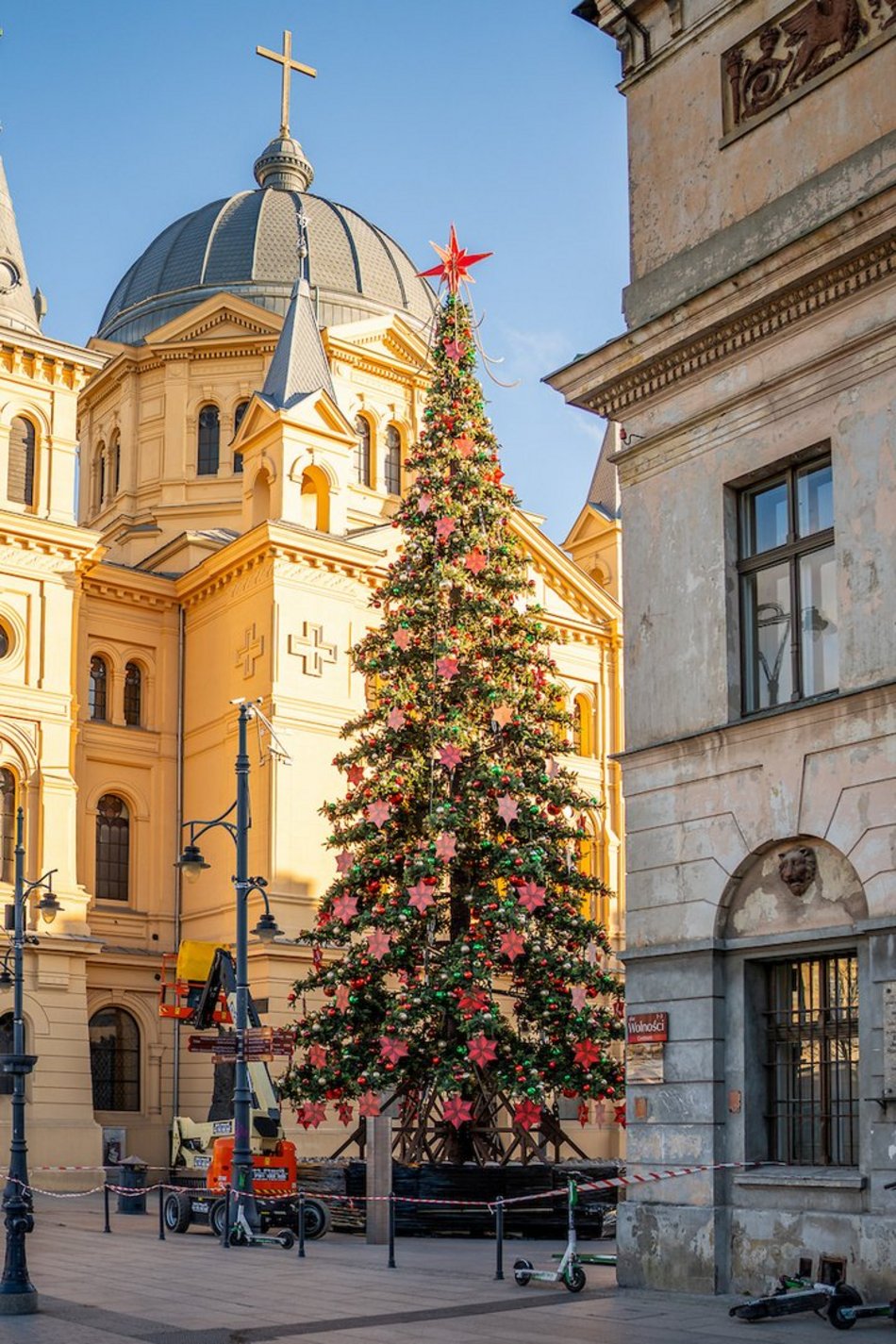Łódź. Choinka na Piotrkowskiej prawie gotowa